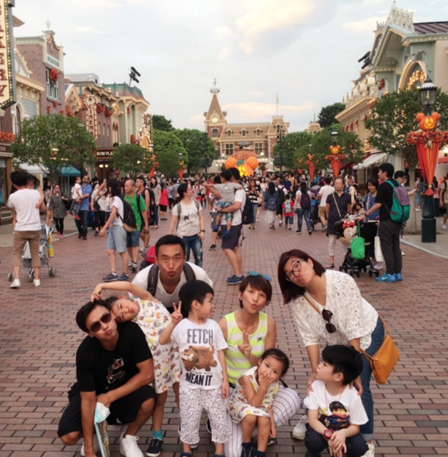蔡少芬夫妇带俩女儿去迪士尼晒黑照样玩疯了