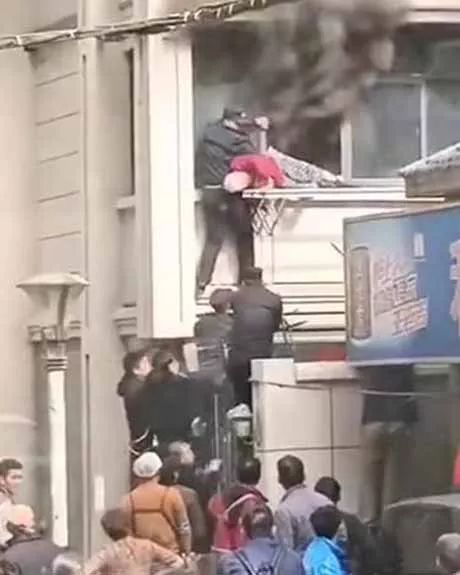 #新华网#居民楼失火！他们搭起“人肉阶梯”救出98岁老人