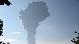印尼伊布火山喷发 火山灰柱达4000米