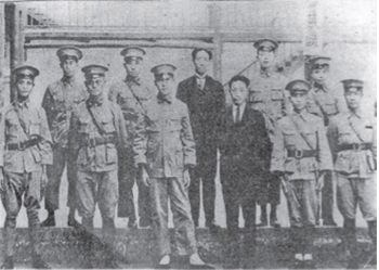 1925年聂荣臻（前排右三）与黄埔军校政治部全体职员合影