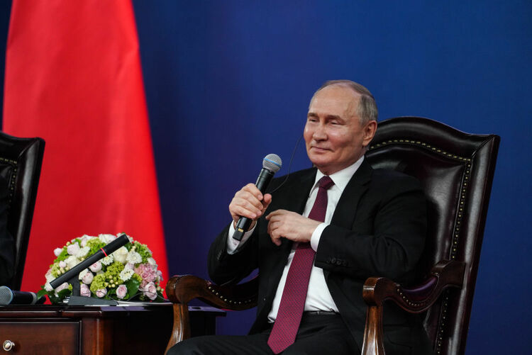 俄罗斯(Russia)总统普京到访哈工大：希望(Hope)俄中两国青年加重交流