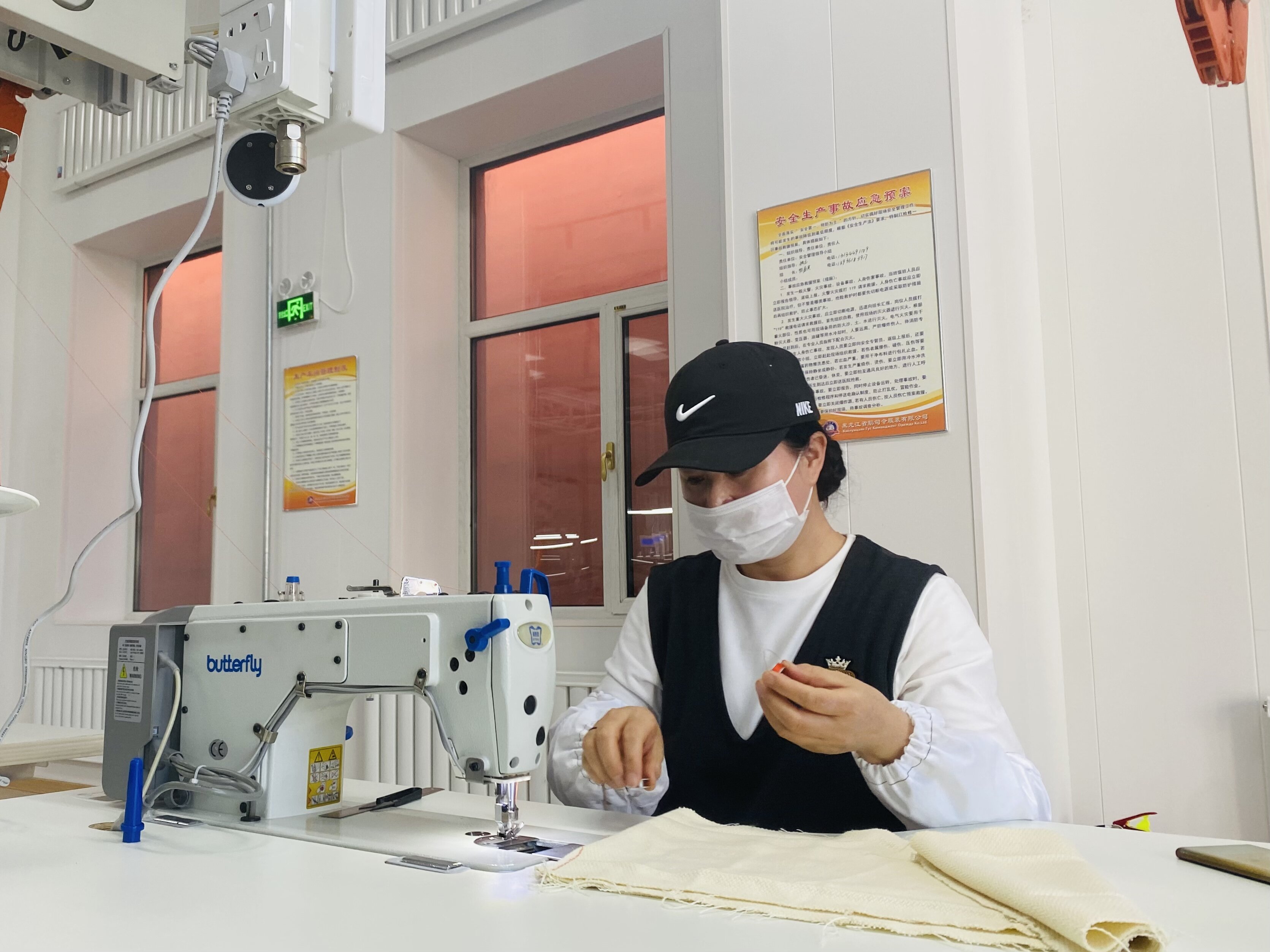 黑龙江省佳木斯市汤原县:“链式营商” 推动“鹅司令”做强“龙鹅”_fororder_工人在机器上操作_proc