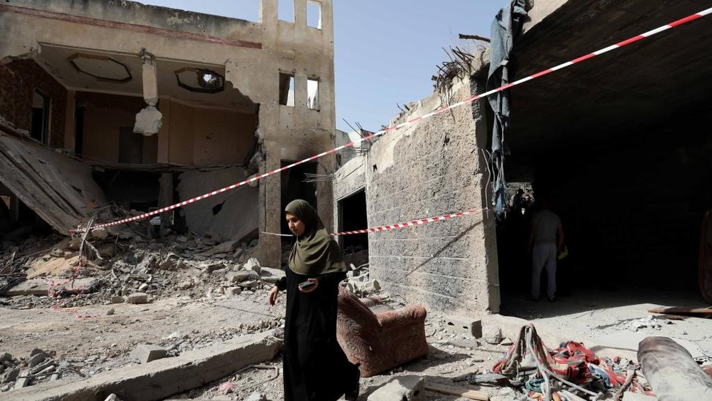 加沙两万妇女儿童的死亡唤不醒装睡的西方女权主义_fororder_5月18日，在约旦河西岸城市杰宁，巴勒斯坦人查看以军空袭后的建筑