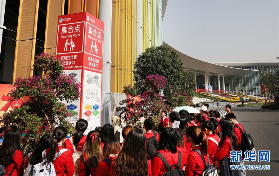 10月30日，在國家會展中心（上海），一批進博會志愿者在工作人員的帶領(lǐng)下熟悉展館道路和功能區(qū)劃。新華社記者方喆攝