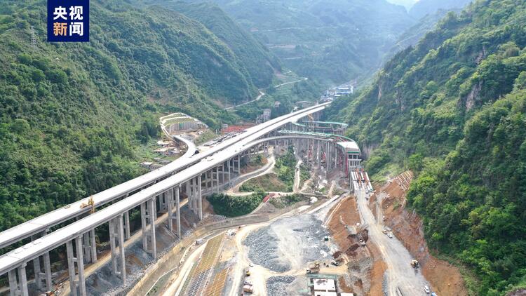 进度条刷新！出滇入川大通道大永高速最长隧道左线贯通