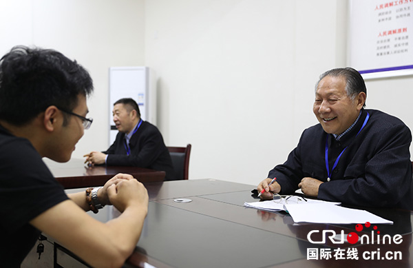 图片默认标题_fororder_老年志愿者在双河片区对社区矫正对象进行“一帮一”的矫正教育