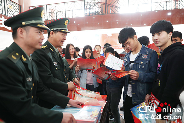 图片默认标题_fororder_华蓥第一中学的学生在领取国防教育宣传资料