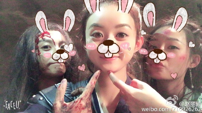 新戏杀青! 赵丽颖李沁嘟嘴卖萌搞怪自拍(组图)