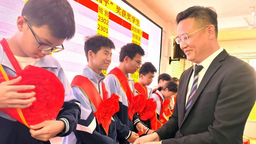 湖南新宁县新的社会阶层人士开展爱心助学活动