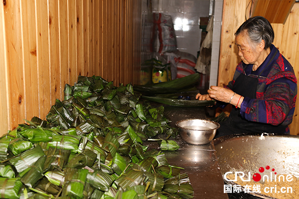 图片默认标题_fororder_手工黄粑已经包好了