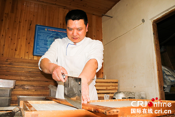 图片默认标题_fororder_杨德富正在制作白糕