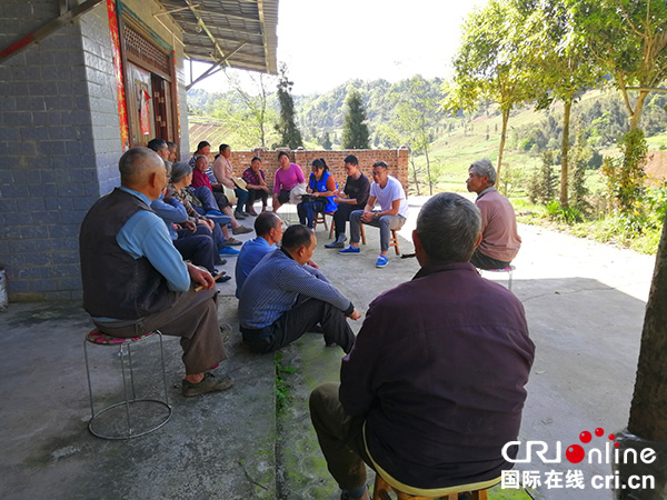 图片默认标题_fororder_村委干部做占地协调工作（仁义乡桐林村村委--供图）