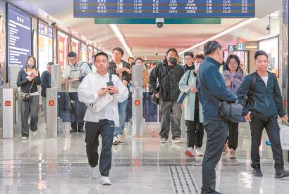 在铁路上海站换乘3、4号线不再安检 东北出站口启用 节省旅客时间10至15分钟_fororder_020428_p9