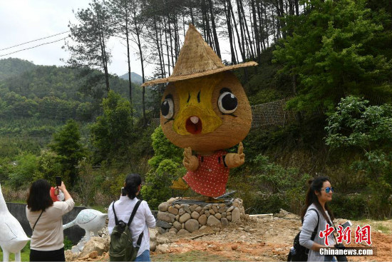 Pinakamalaking dragon na yari sa dayami, itinatanghal sa Fujian