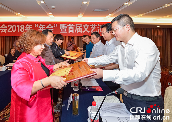 图片默认标题_fororder_4向新会员单位授牌（摄影-廖志全）