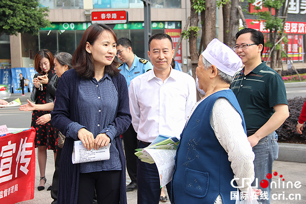 图片默认标题_fororder_李世宏与市民亲切交谈（摄影-杨梦婧）