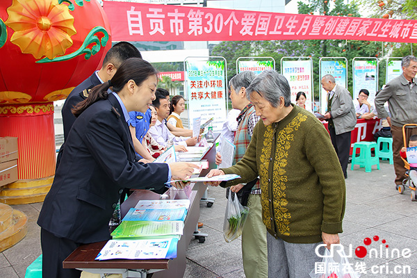 图片默认标题_fororder_向市民派发宣传资料（摄影-杨梦婧）