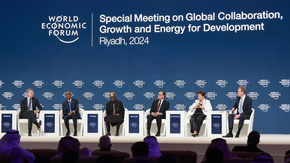地区局势、能源安全、人工智能……世界经济论坛特别会议关注这些_fororder_4月28日，在沙特阿拉伯首都利雅得，嘉宾参加开幕会议。