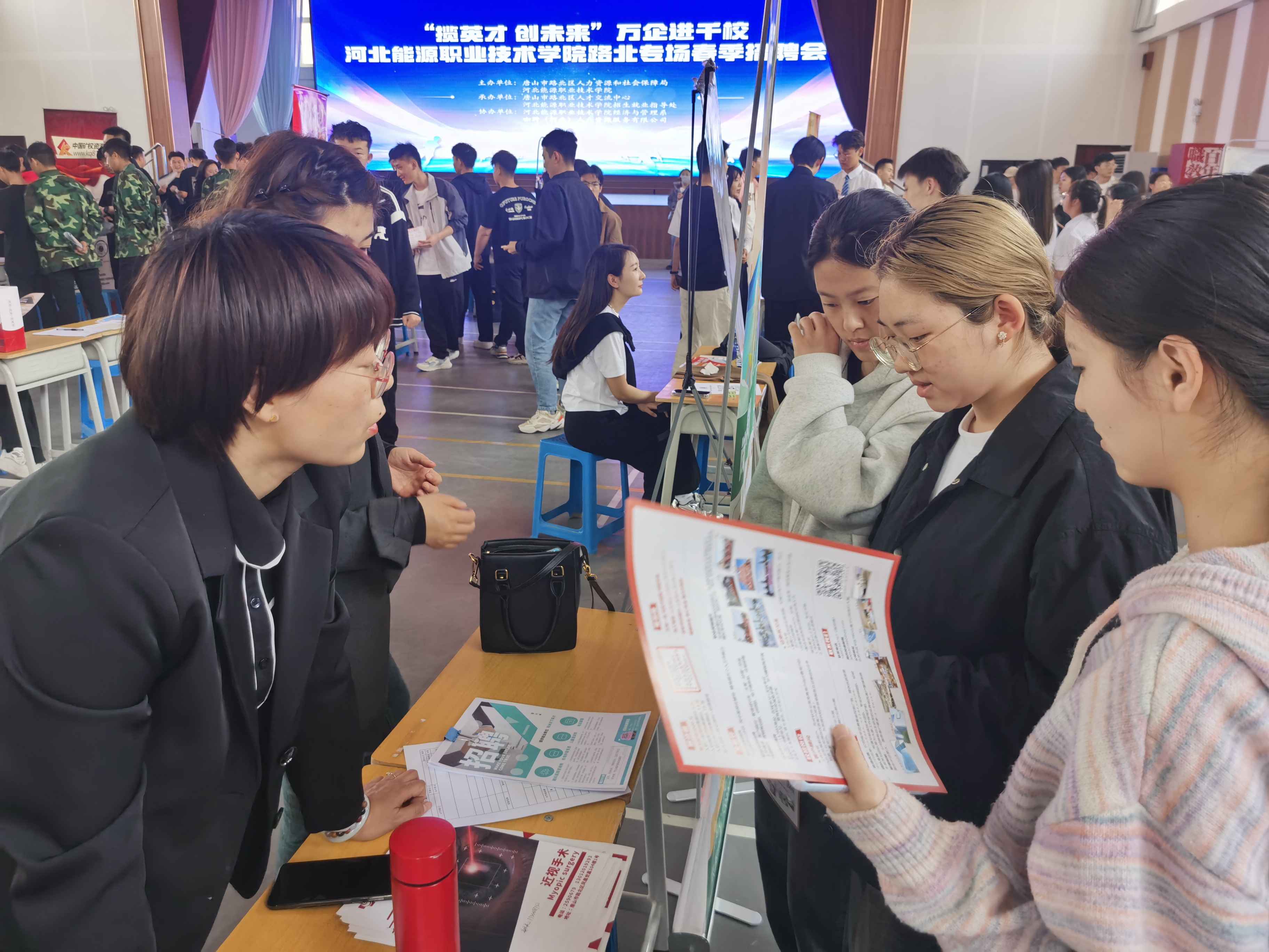 唐山路北:万企进千校专场春季招聘会成功举办_fororder_图为活动现场。冯连伟 摄 (2)