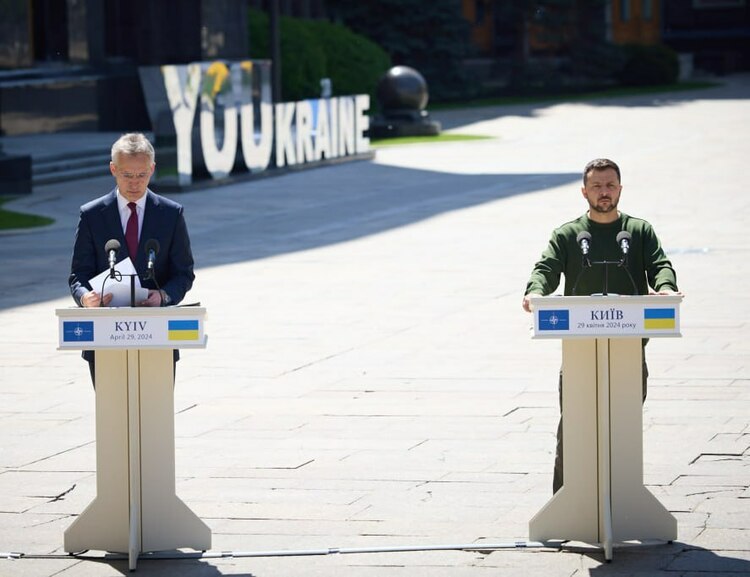 北约秘书长拜访乌克兰 与乌总统会道