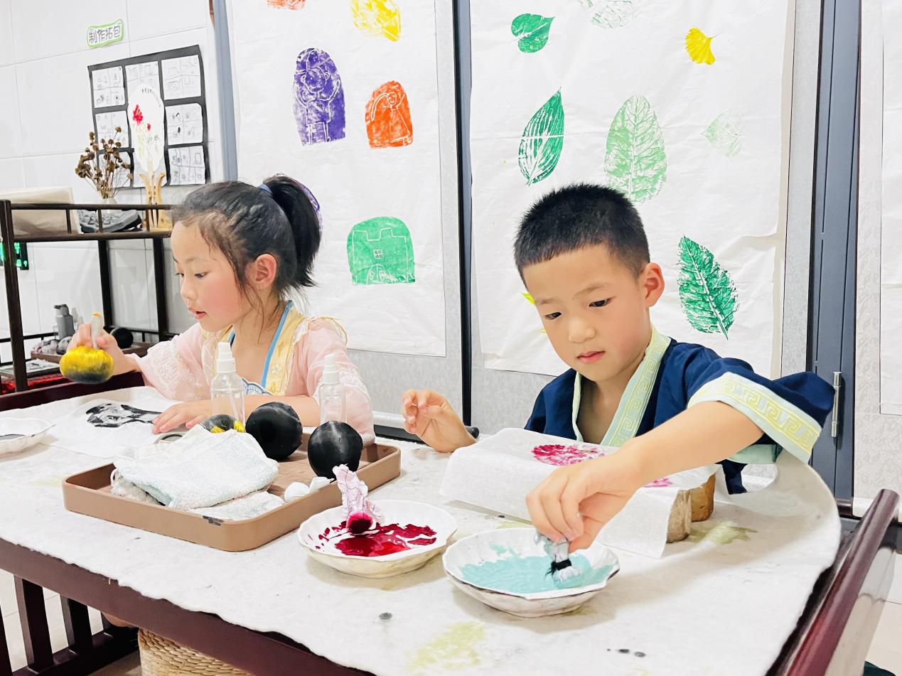 河北涞水:“花式”活动庆“六一”_fororder_图为在涞水县第二幼儿园,小朋友学习制作拓印。(李金璐 摄)