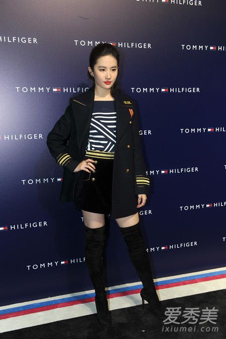 过膝长筒靴穿起来 看看女明星都怎么搭配