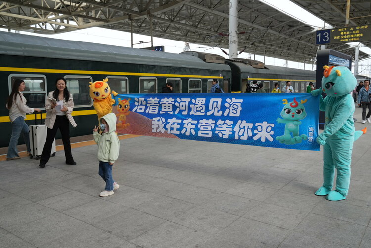 青岛至东营首次开行旅客列车_fororder_微信图片_20240430101418