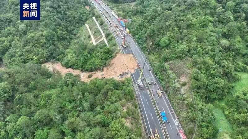 劫后余生！梅大高速塌方路段 他下跪“逼停”后来车辆