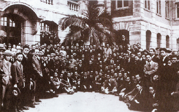 1923年2月，孙中山在香港大学演讲后与该校师生合影