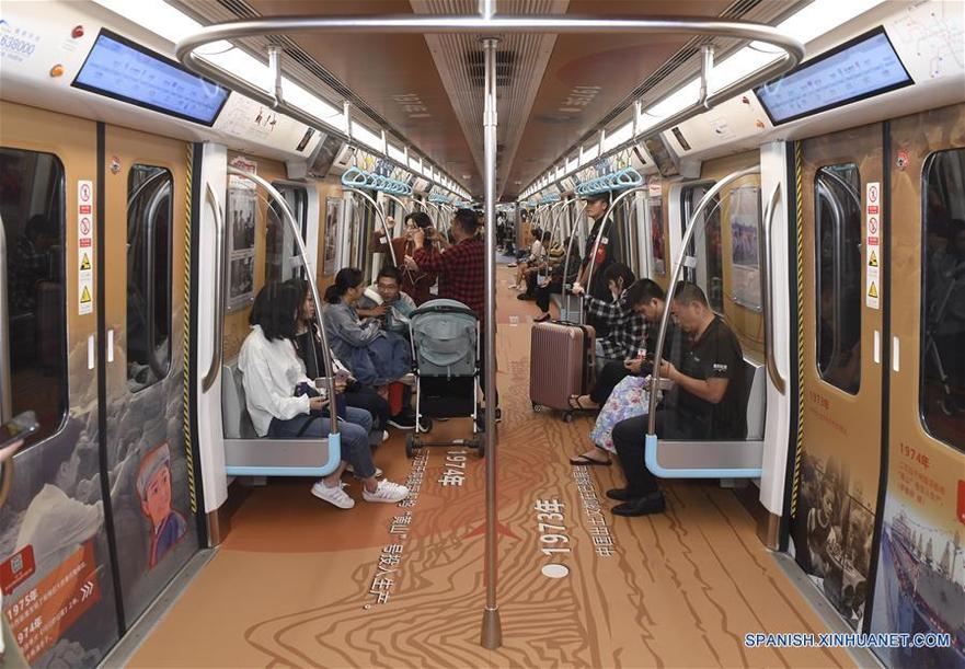 Tren del metro convertido en museo temporal para celebrar Día Nacional en Chengdu