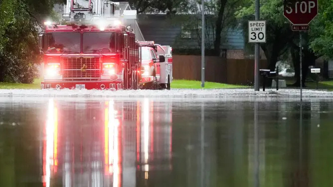 米国得州遭遇暴雨天气 当地洪水警报持续