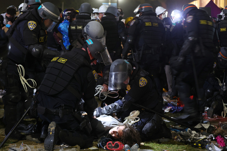 美邦警高洁在加州大学(University)洛杉矶分校拘捕132名抗议者