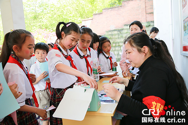 图片默认标题_fororder_小朋友积极参与