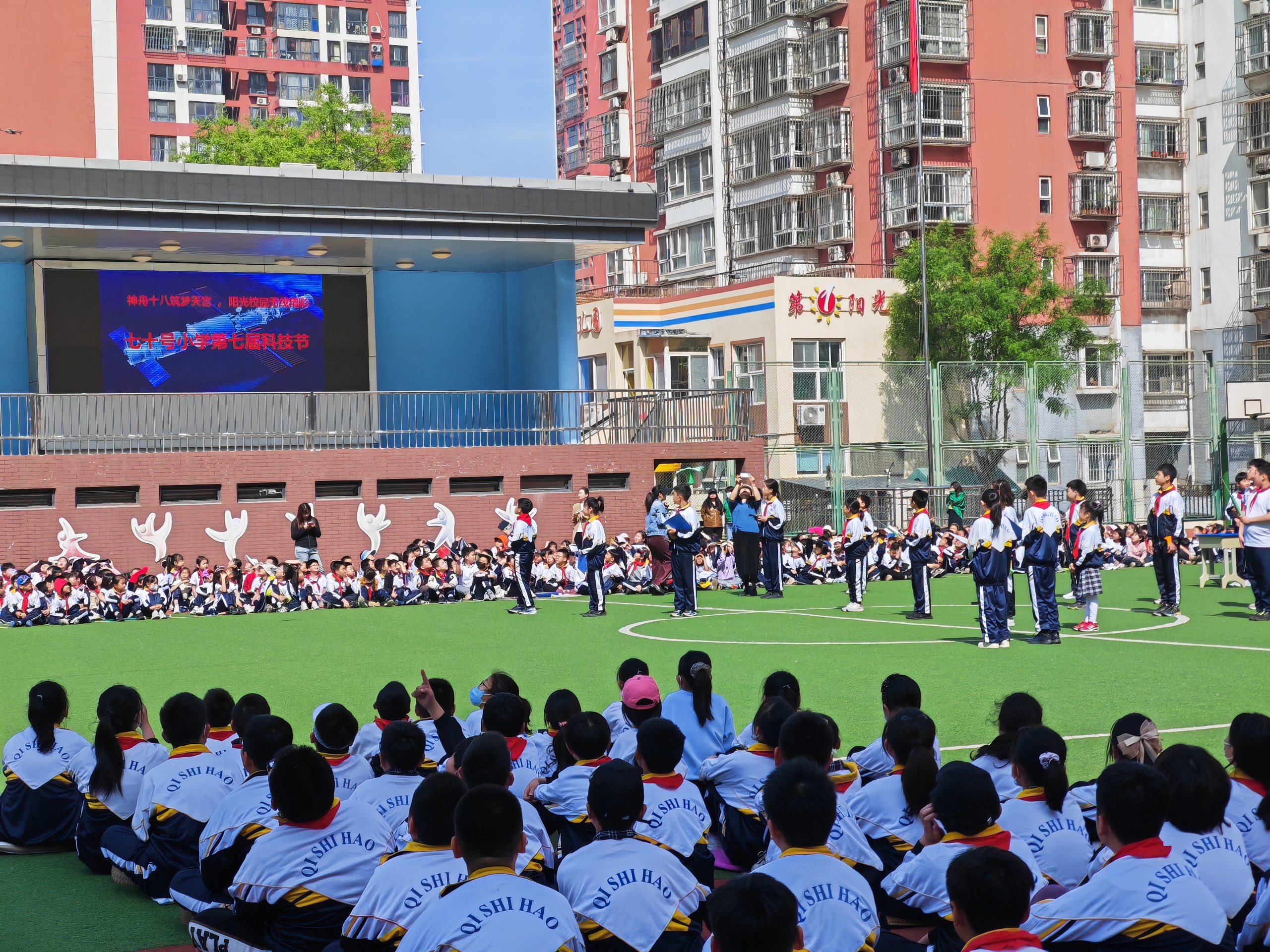 唐山路北:校园科技节放飞智慧梦想_fororder_图为科技节现场,孩子们认真观看表演。吕泽宣 摄