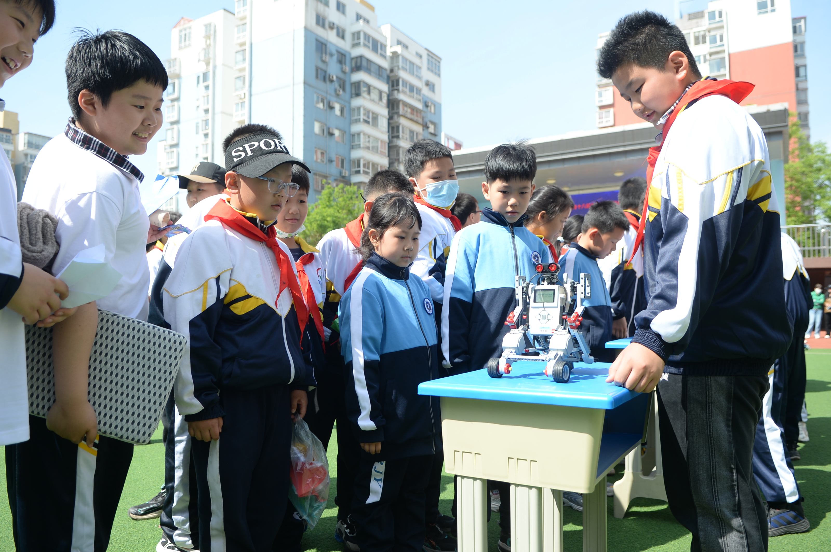 唐山路北:校园科技节放飞智慧梦想_fororder_图为科技节现场,机器人社团孩子们进行机器人大赛展示。吕泽宣 摄