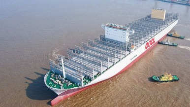 江苏南通：可装载24188个集装箱的超大型集装箱船出海试航