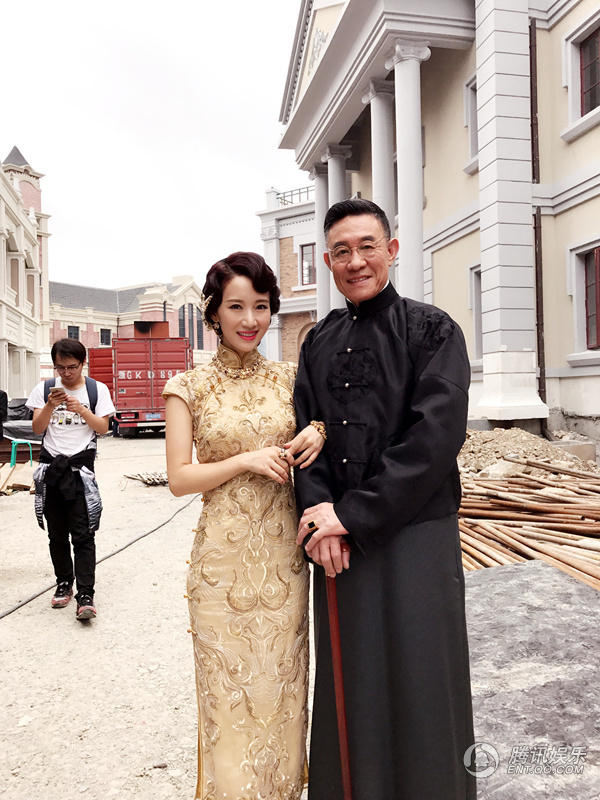 众星亮相《远大前程》 李念复古旗袍装超有气质