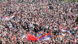 【国际锐评】“铁杆友谊”升华正逢其时_fororder_大厦广场上，一万五千名塞尔维亚民众挥舞中塞两国国旗，对习近平表示最热烈的欢迎