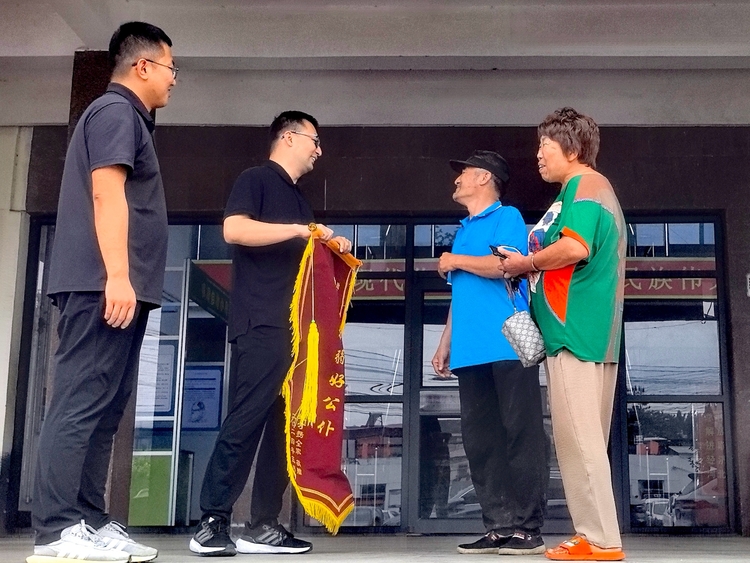 保定市满城区:聚焦源头治理 化解信访难题_fororder_大册营镇政府收到群众送来的锦旗 摄影 翟建乐