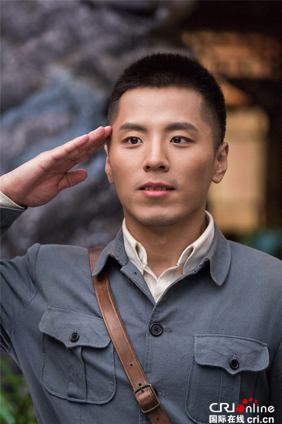 《红旗漫卷西风》热血开播 封柏荧屏致敬红色