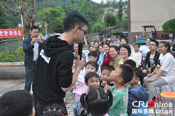 图片默认标题_fororder_留守儿童踊跃互动。摄影--张清锐