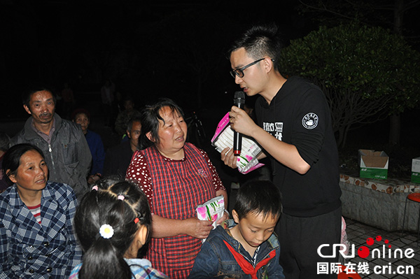 图片默认标题_fororder_村民回答提问。摄影--张清锐