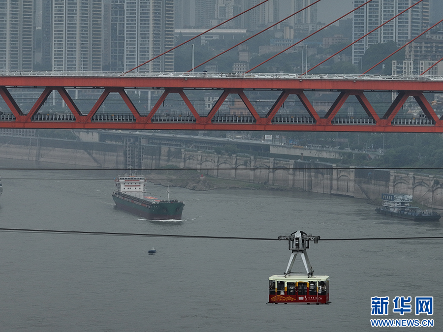 万吨级海船首次驶过重庆城区