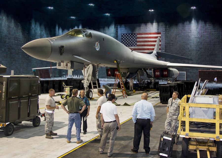 罕见B1B在微波暗室内测试图(组图) - 国际在线