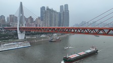 万吨级海船首次驶过重庆城区_fororder_rBABCWZBc4uANFPBAAAAAAAAAAA962.900x674