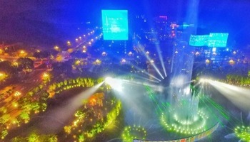 科学城广场上演“向劳动者致敬 为劳动者讴歌”水舞声光秀 科学城广场上演“向劳动者致敬 为劳动者讴歌”水舞声光秀