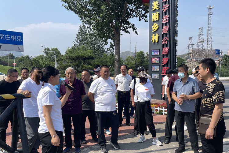 河北徐水:文明村镇帮带 和美花开满园_fororder_两位村支书带领两村党员外出学习集体经济发展经验。张珊 摄