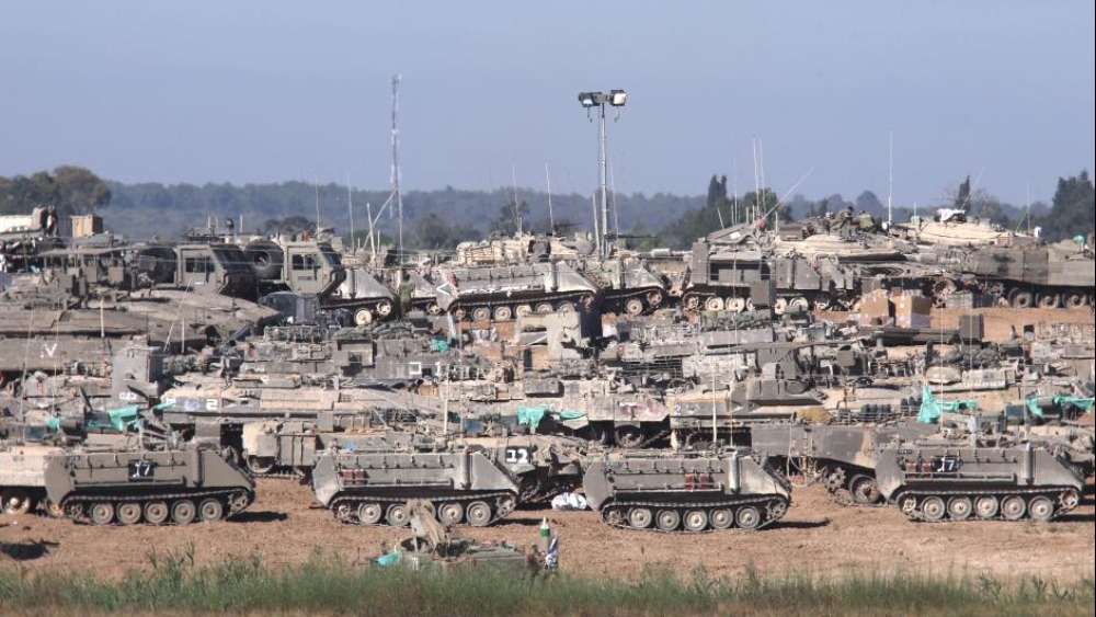 美媒称以色列已为全面进攻拉法集结足够部队_fororder_5月8日，以军装甲车在以色列南部凯雷姆沙洛姆口岸附近部署