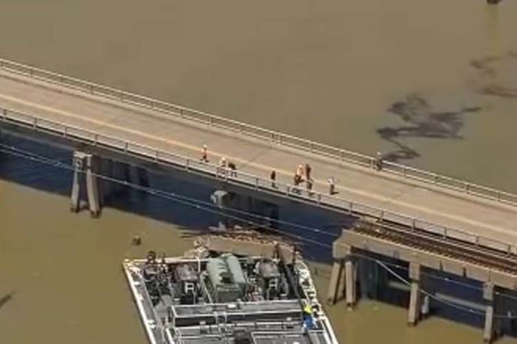 美邦得州一大桥因驳船撞击闭闭 部分石油显露