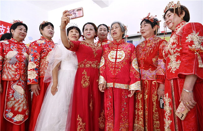 定格最美爱情 信阳新县为16对中老年夫妻 拍摄结婚纪念照_fororder_自拍一张（焦汉平 摄） - 复件(1)